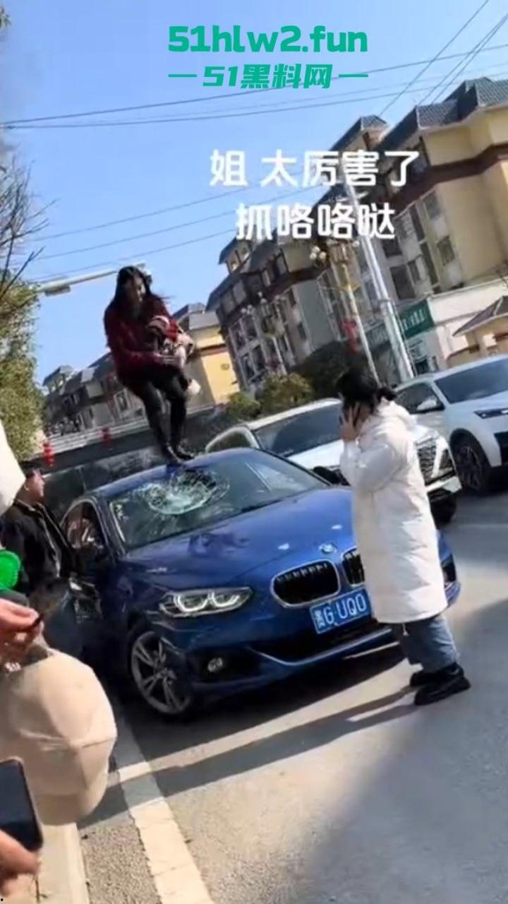 贵州紫云硬核原配当街抓小三，骑车顶猛砸车吓得狗男女龟缩车内不敢出，当街大闹惹人围观。-3