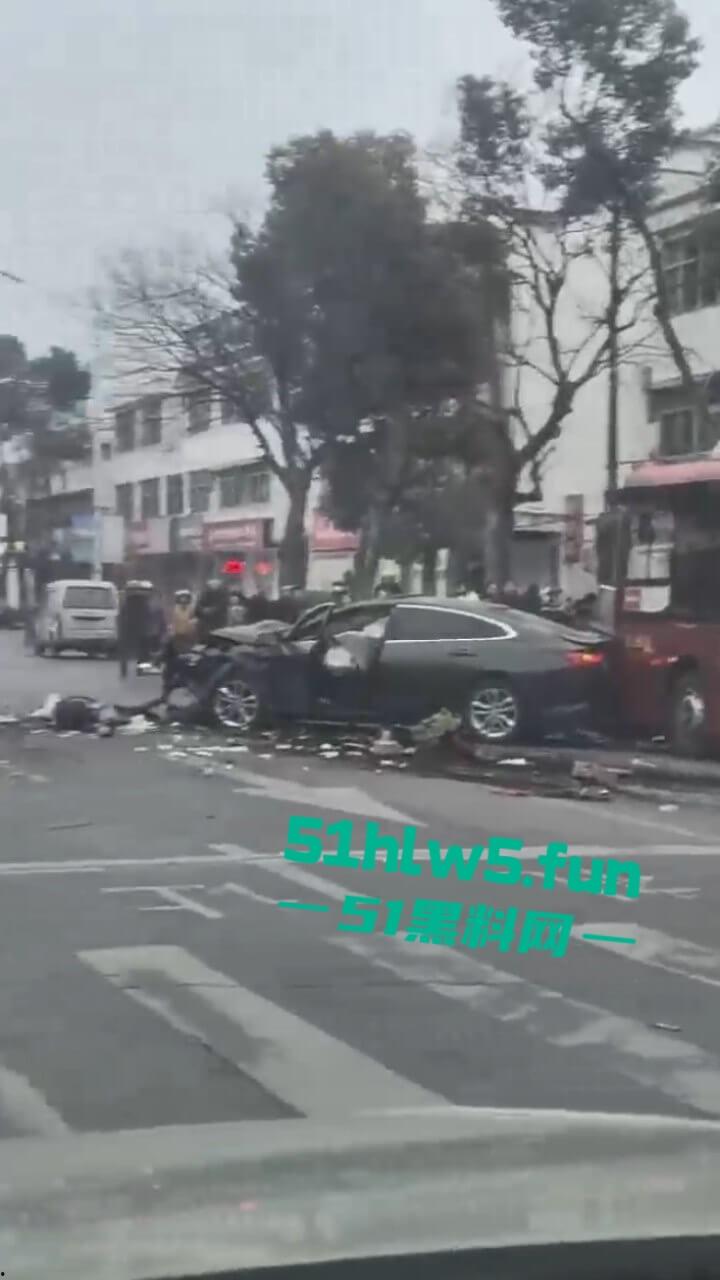 江苏镇江重大车祸，一辆纯电SUV逆行撞上对面轿车造成三人死亡，肇事司机抢救后并无生命危险。-2