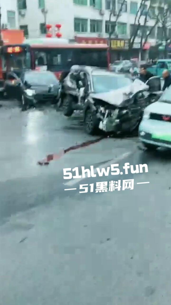 江苏镇江重大车祸，一辆纯电SUV逆行撞上对面轿车造成三人死亡，肇事司机抢救后并无生命危险。-5