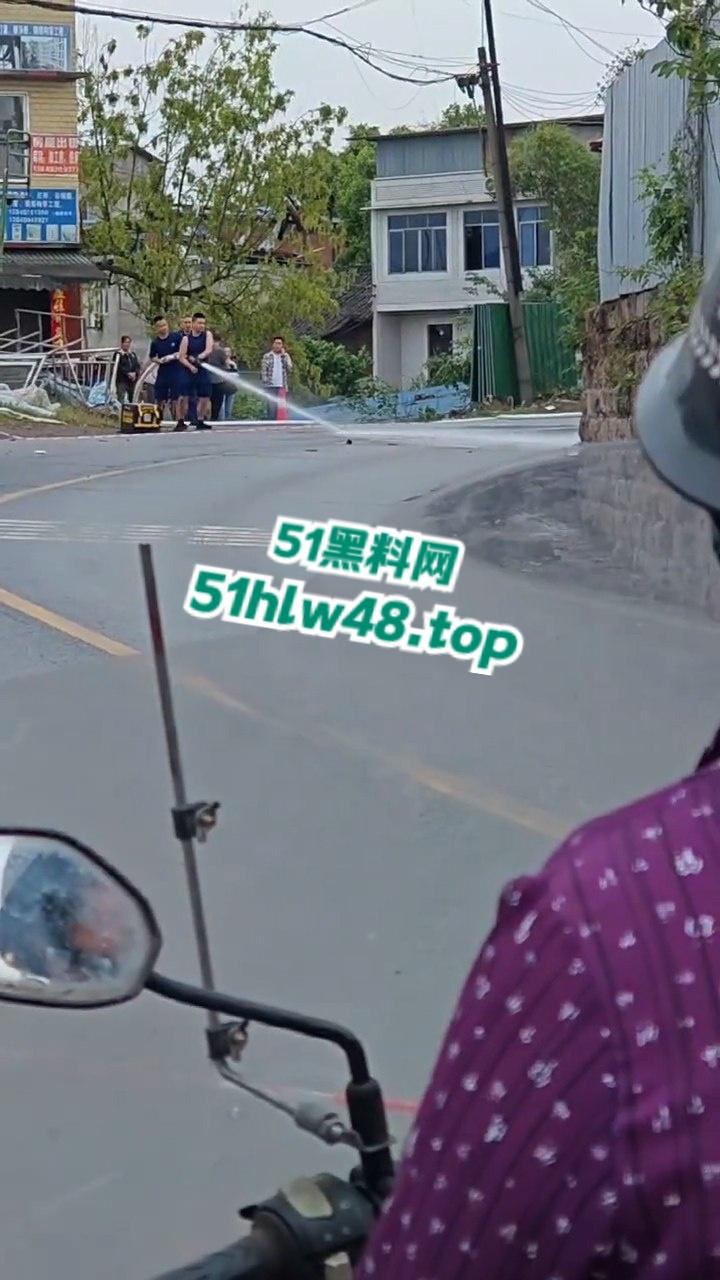 四川泸州男子拐弯超车不看路，未带头盔被重型大车压爆脑袋，当场惨变无头尸。-3