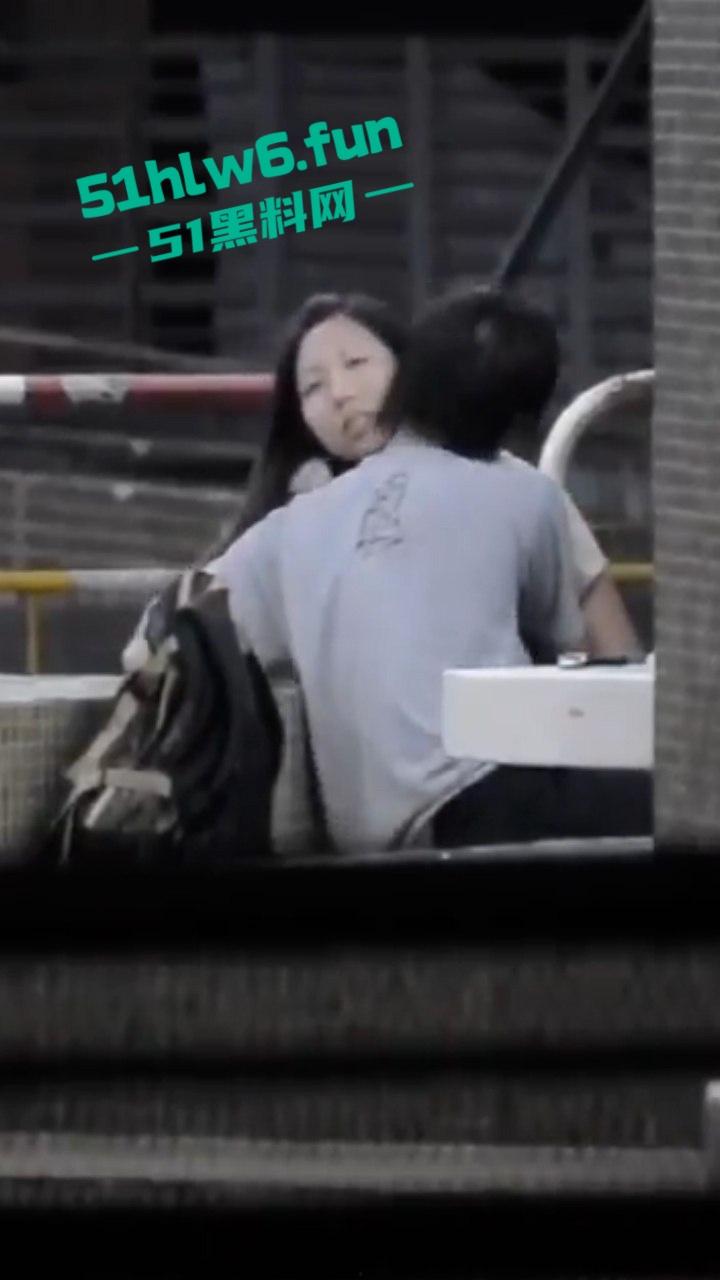 瓜友投稿，成都街头拍摄激情男女当街抠逼，女主表情销魂又迷离，不知道爽飞多少次了！-3