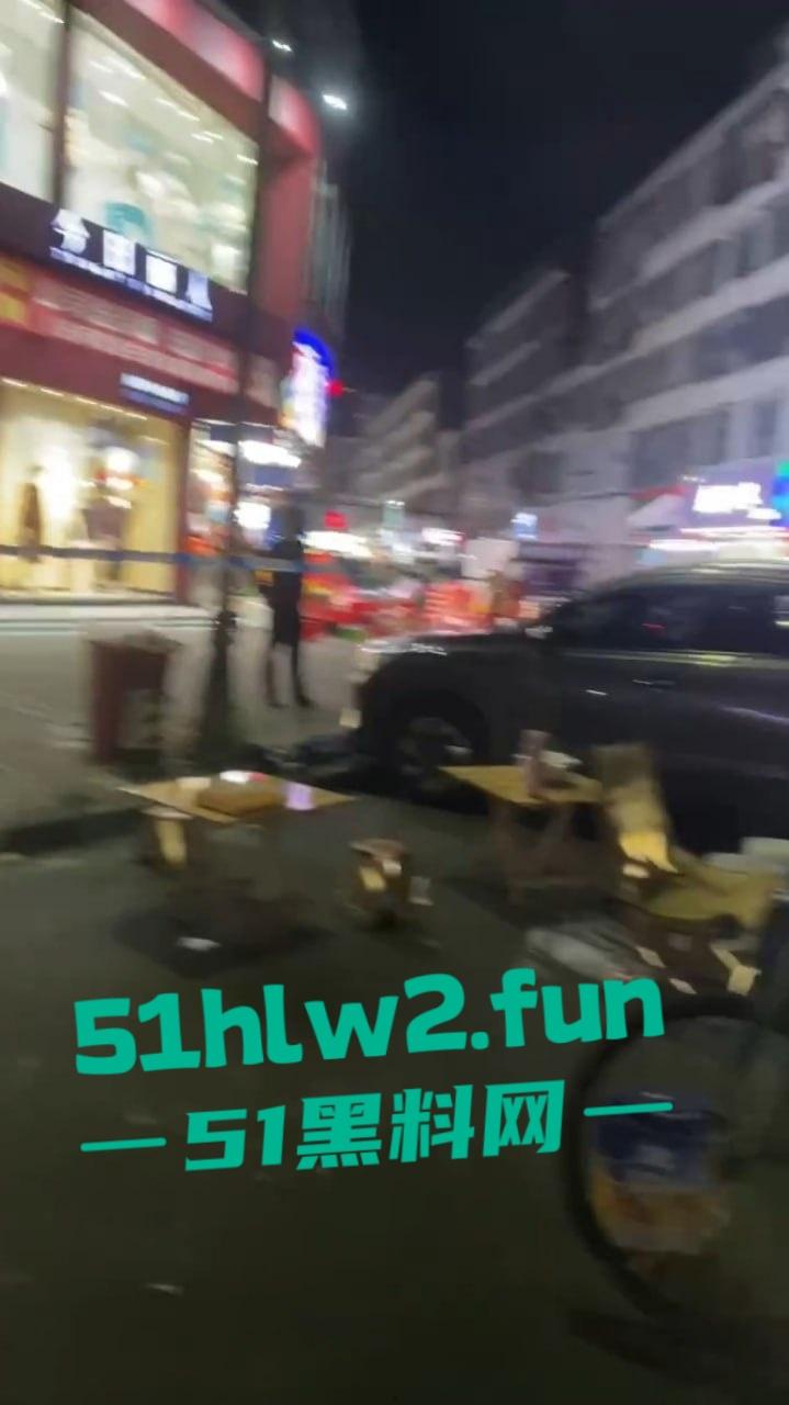 广东揭阳二奶街突发血案，男子美容店内行凶捅店长后自残，警察现场处理成瓜友焦点！-3