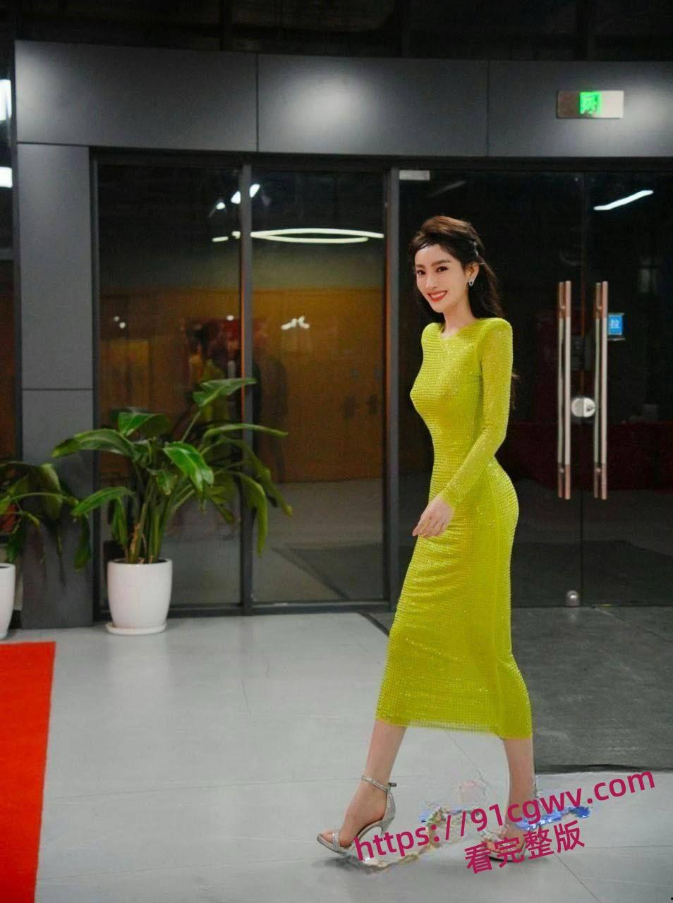 前央视女主持人马卉真空主持节目及直播，颜值身材是真的不错 高冷女主播黑料流出-6