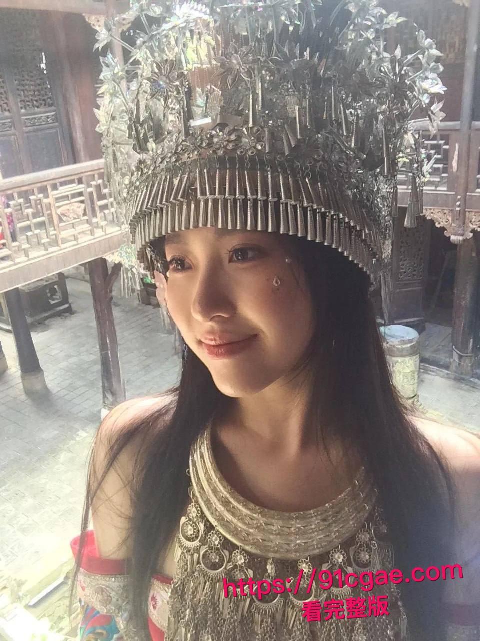 约了个颜值超高的学生妹，身材也是顶级，穿上黑丝主动坐在我鸡巴上！-7