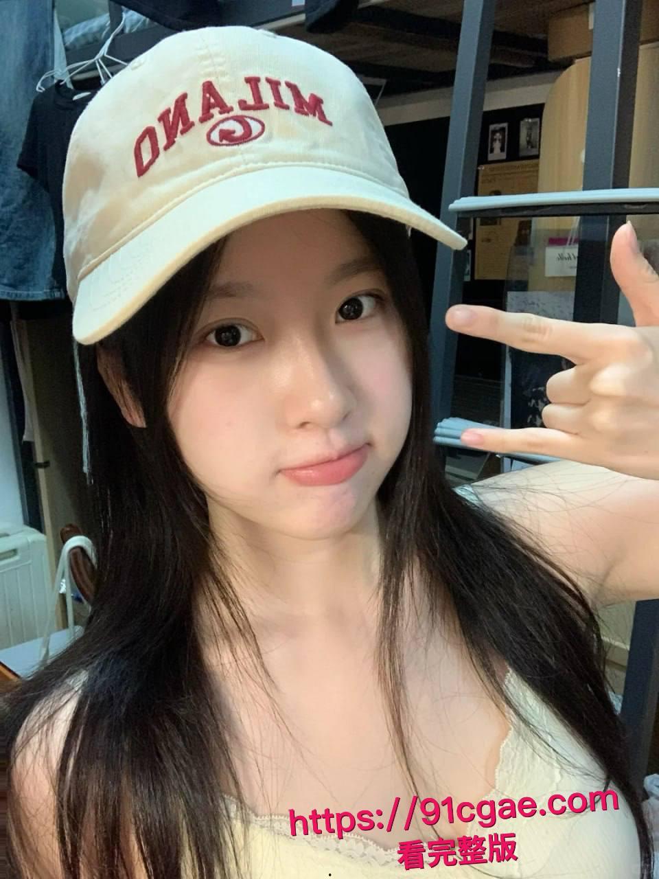 约了个颜值超高的学生妹，身材也是顶级，穿上黑丝主动坐在我鸡巴上！-9