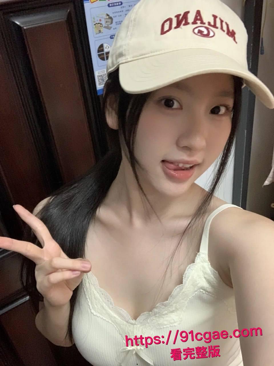 约了个颜值超高的学生妹，身材也是顶级，穿上黑丝主动坐在我鸡巴上！-10