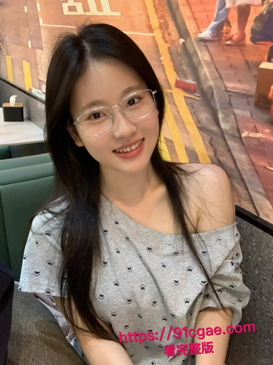 约了个颜值超高的学生妹，身材也是顶级，穿上黑丝主动坐在我鸡巴上！-12