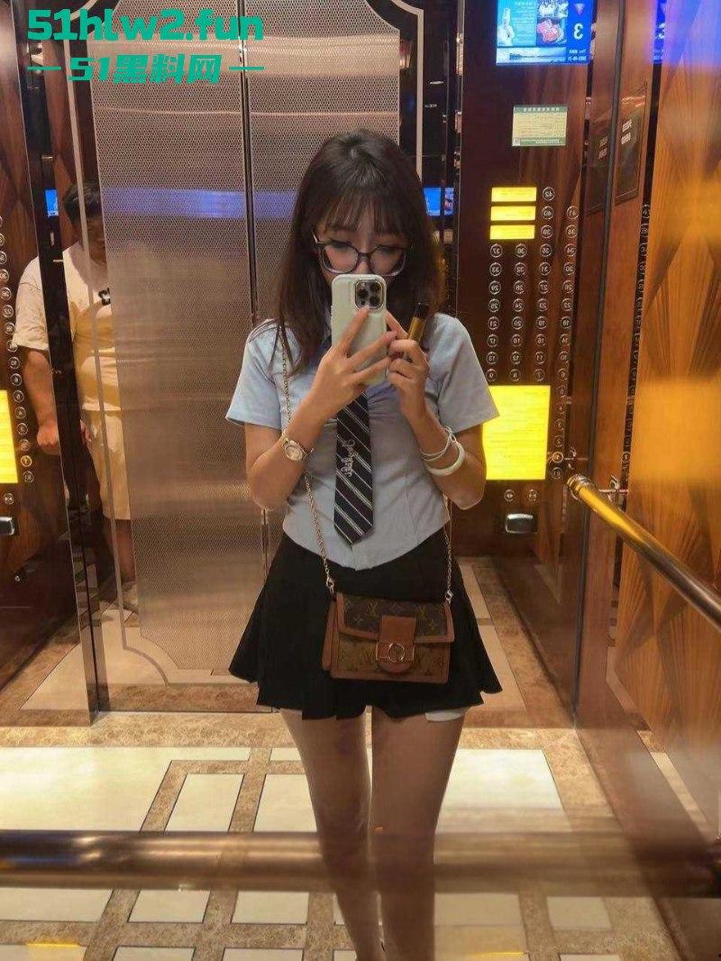 上海某国企职工【张舒涵】傍上公司上司想上位，还参与玩多人被男友发现后果断曝光!-7