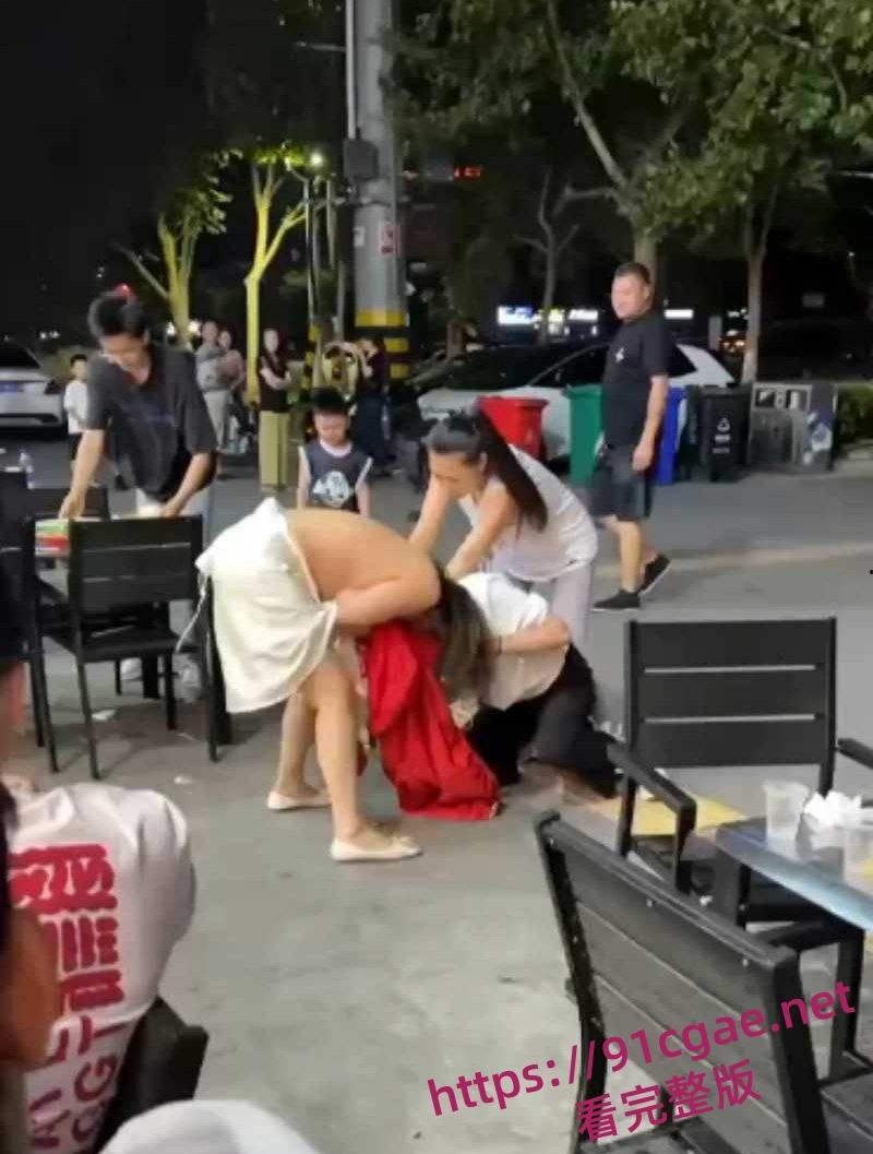 原配小三当街互殴名场面 激烈扭打互相撕扯彪悍战斗力引得路人围观！-1