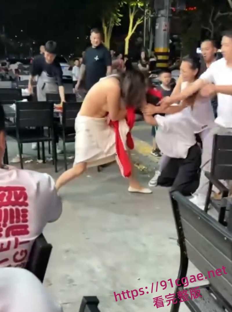 原配小三当街互殴名场面 激烈扭打互相撕扯彪悍战斗力引得路人围观！-2