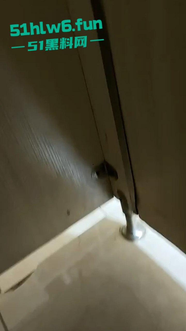 云南女大学生【陈美琪】在uki上聊骚反被人威胁，厕所自慰视频人尽皆知校内万人疯传。-5