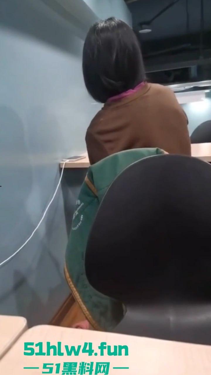 性瘾骚妹罗森便利店休息区自慰高潮，连环淫叫吓坏小处男，引发广大网友疯传。-1