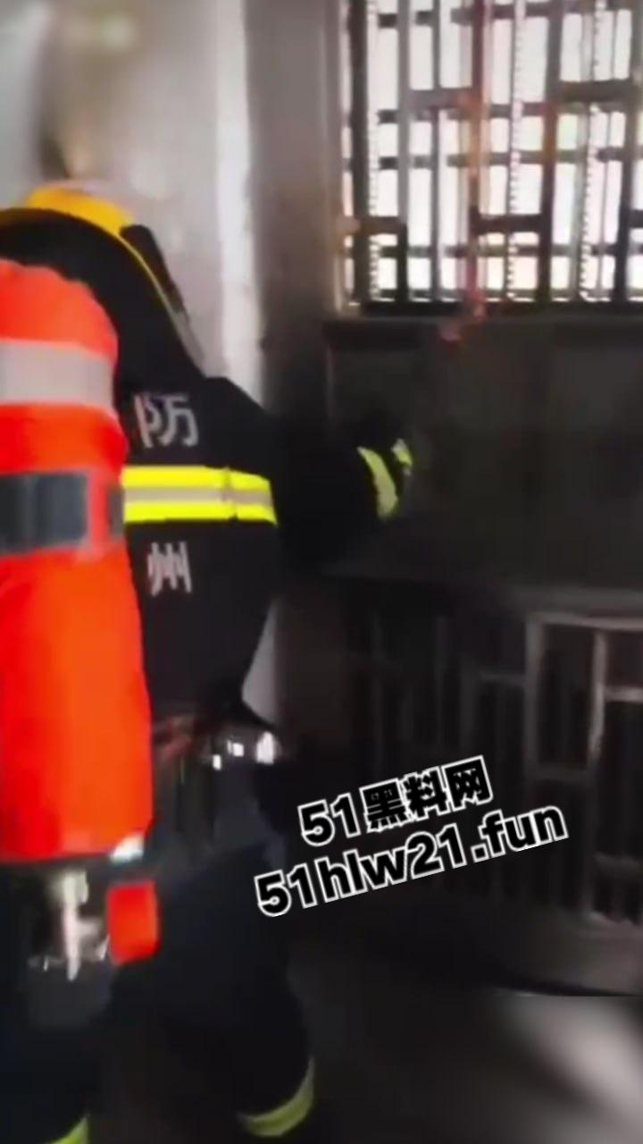 奇葩消防队捉奸行动，邻居听楼下有女人喊救命，果断报警119消防员破门而入，竟是两人做爱女人被操爽了。-5