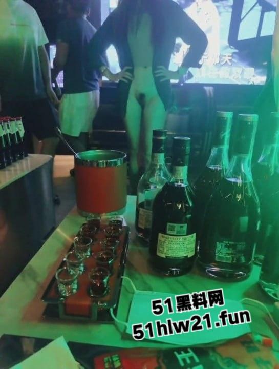 爆料不知名地下KTV淫乱尺度十级打码，坐台小姐大方摸奶抠逼光着屁股漏毛嬉戏。-6