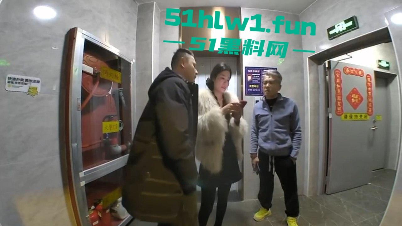 黑社会催债跑错楼层，错把无辜居民当成欠钱老赖狂踹家门，猫眼实拍监控曝光跟恐怖片似的！-4