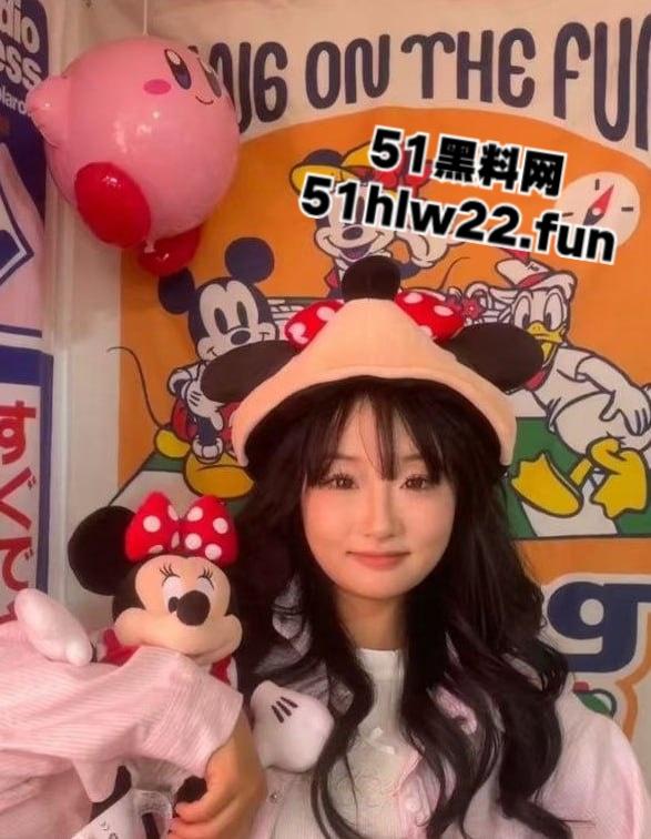 包头轻工技术学院反差妹【王静】深夜化身淫荡骚狗，黑丝翘臀疯狂榨精自慰陪睡各种约炮。-6