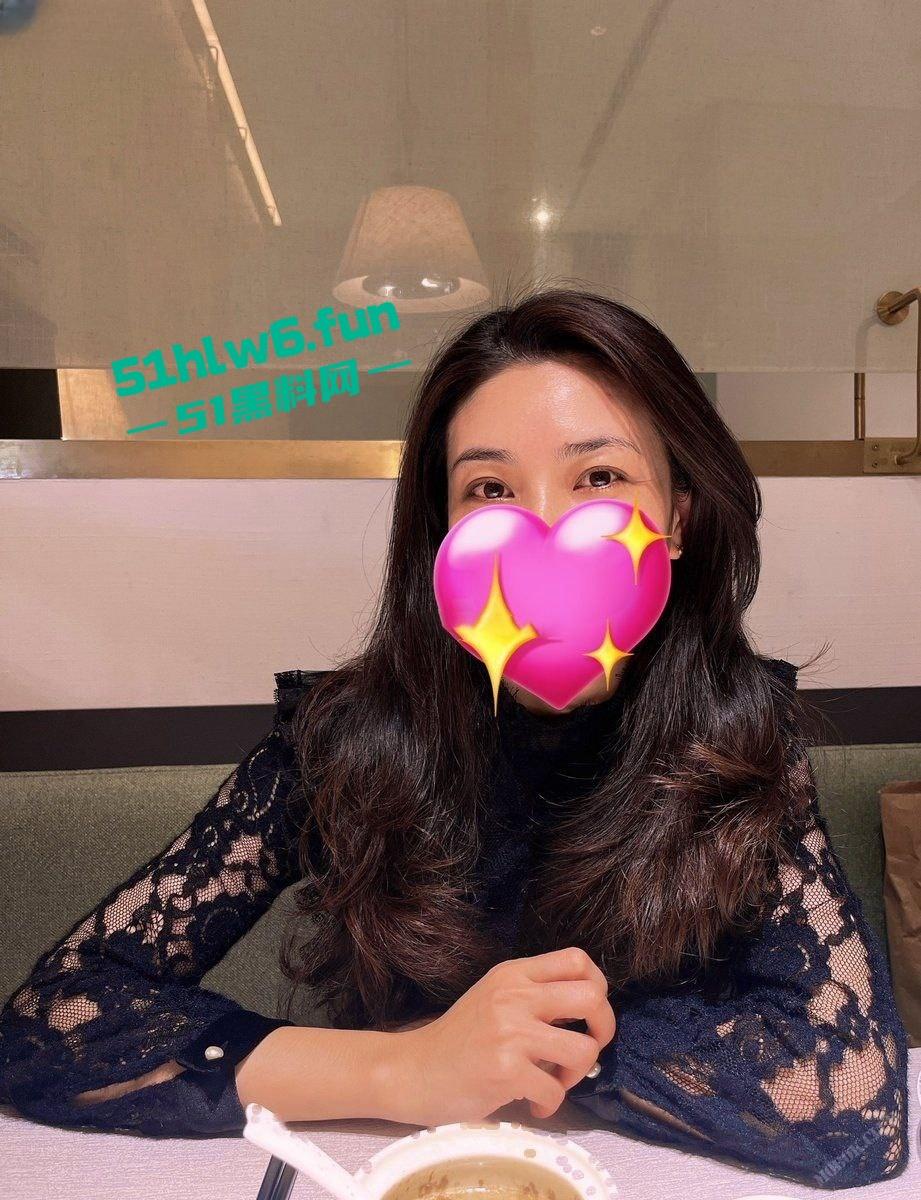 极品御姐人妻【黑森林3P】顶级身材性感少妇，奶大腿长极致诱惑黑丝被单男调教后入。-1