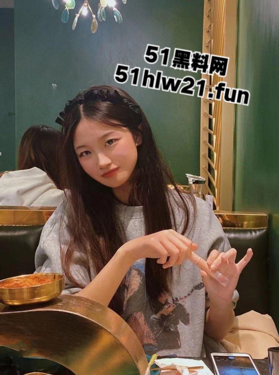 高冷反差女神【李沐子】屌丝面前尤物女神，富二代脚下的淫骚母狗，户外露出当街露奶方向盘下的肉便器。-6