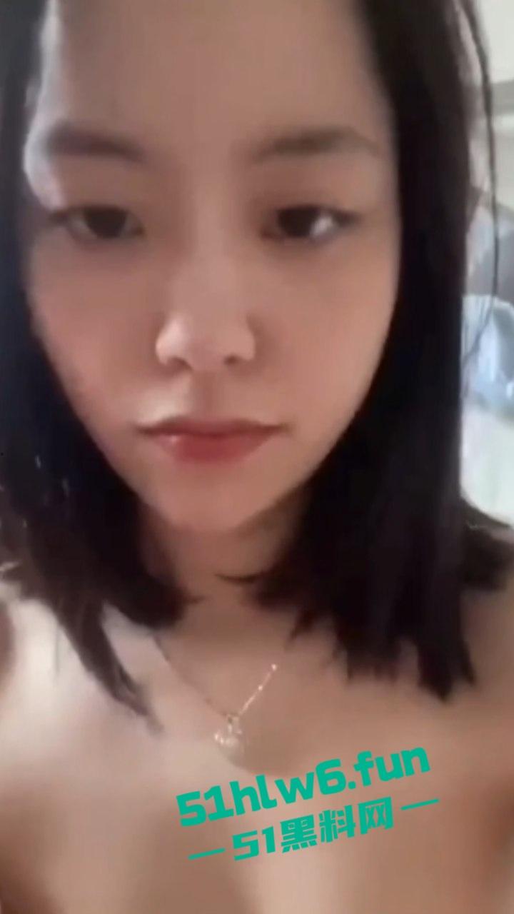 成都极品骚妻【范梓幄】在家是良家人妻，私下却下海卖逼竟是被老公逼着做鸡，只为还贷款养家。-4