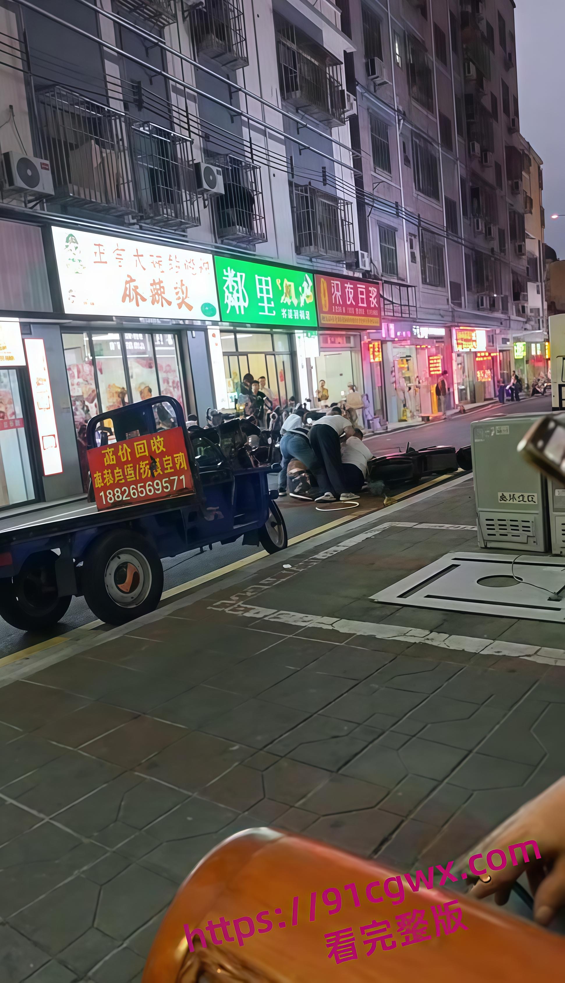 深圳龙岗出轨血案 女方挡刀护情夫，双双重伤血染街头，丈夫持刀被捕！-1