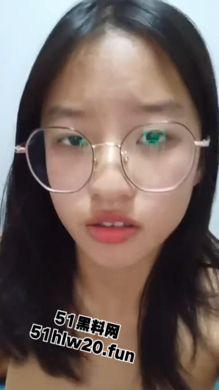 B站大奶眼镜婊，身材极品私下超反差与金主裸聊自慰视频泄密，骚逼被操的漆黑看来没少被干啊。-1