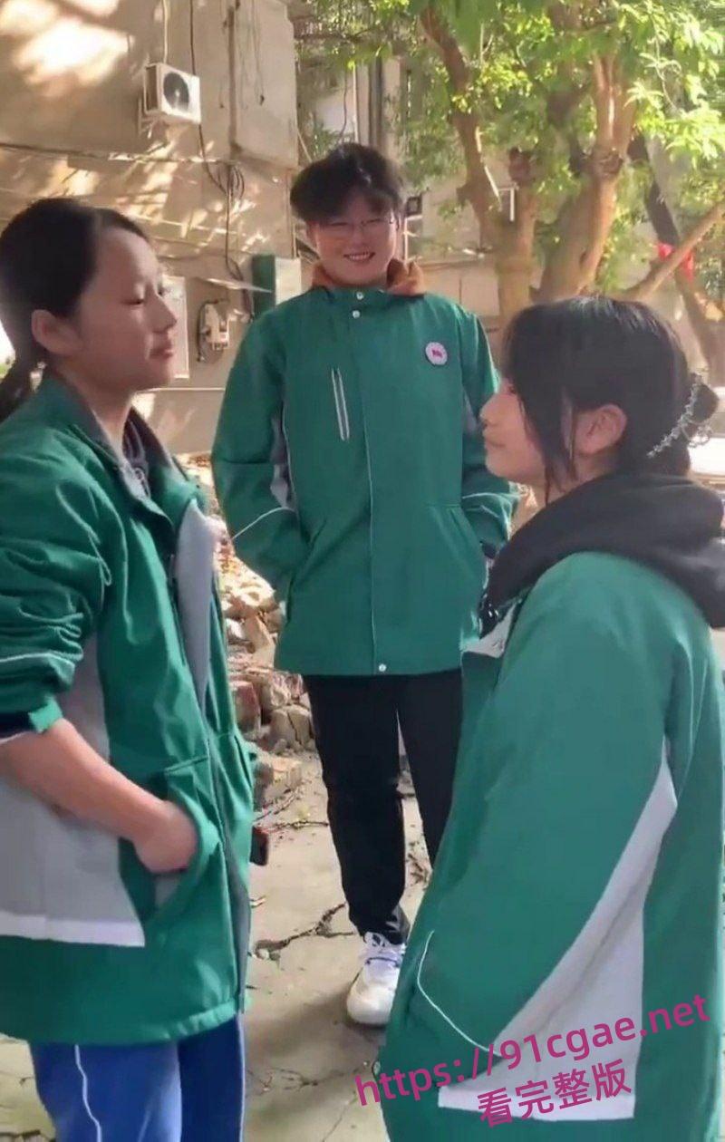 阆中中学女生霸凌事件 女高中生接连被扇大耳光不闪不避 硬气的一逼 男生们围观全程笑嘻嘻-1