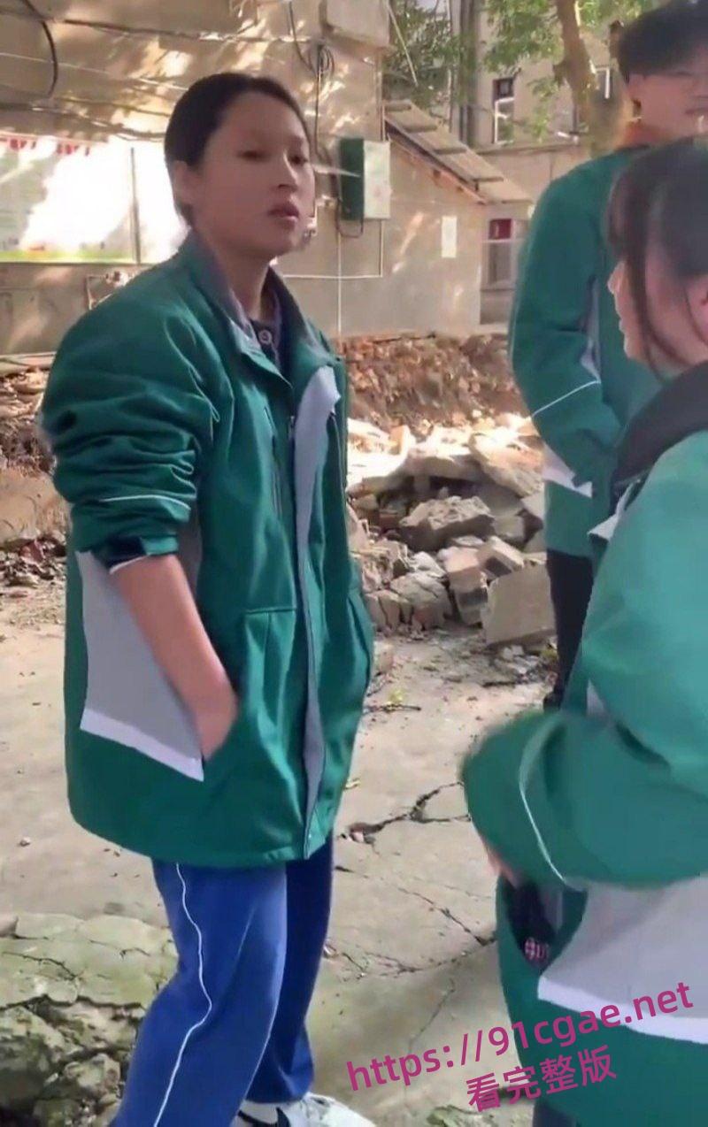阆中中学女生霸凌事件 女高中生接连被扇大耳光不闪不避 硬气的一逼 男生们围观全程笑嘻嘻-3