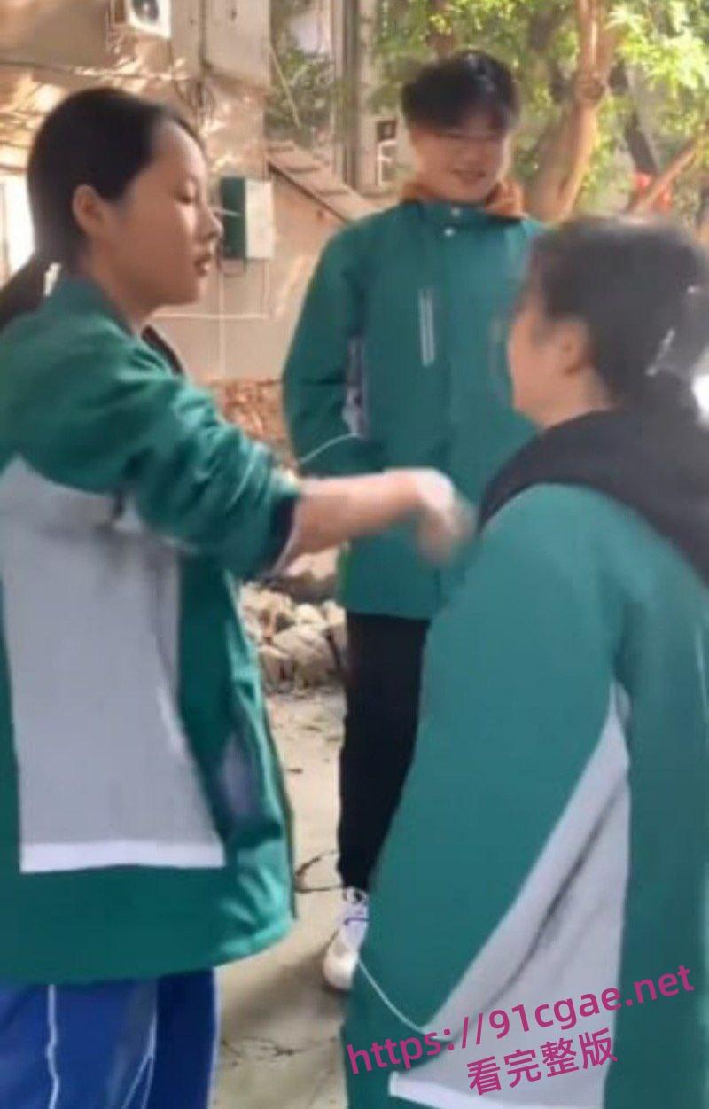 阆中中学女生霸凌事件 女高中生接连被扇大耳光不闪不避 硬气的一逼 男生们围观全程笑嘻嘻-8