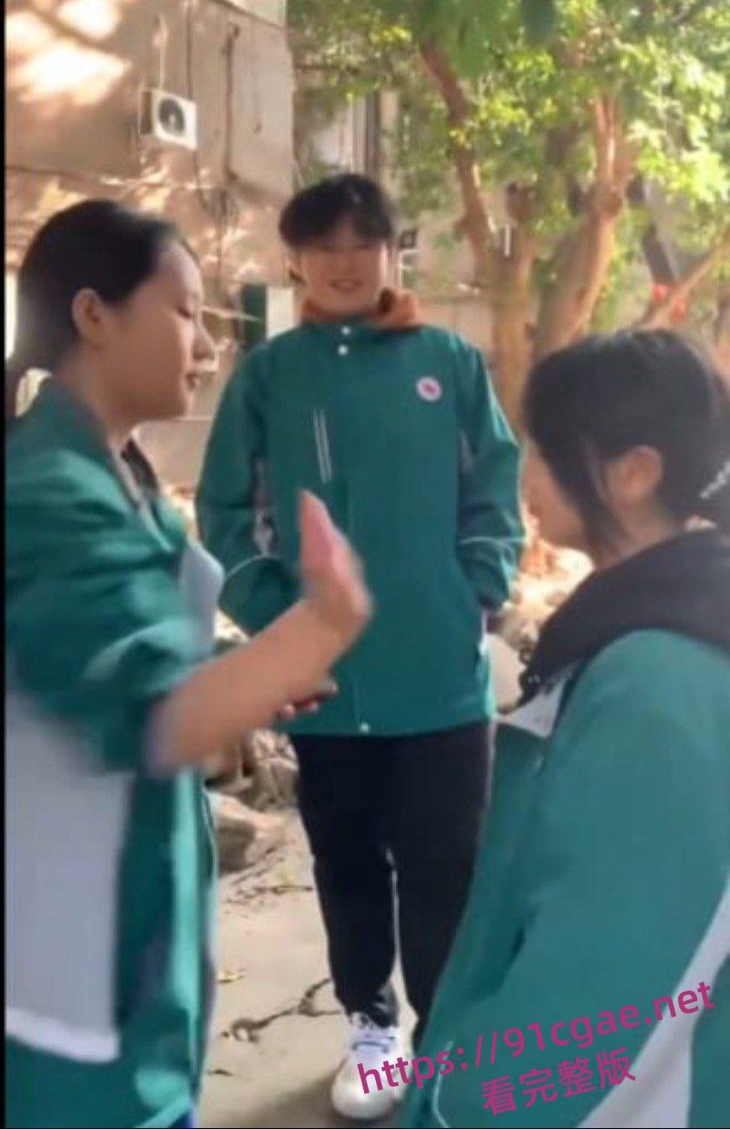 阆中中学女生霸凌事件 女高中生接连被扇大耳光不闪不避 硬气的一逼 男生们围观全程笑嘻嘻-9