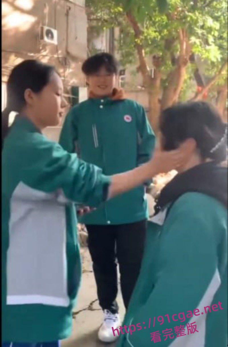 阆中中学女生霸凌事件 女高中生接连被扇大耳光不闪不避 硬气的一逼 男生们围观全程笑嘻嘻-10