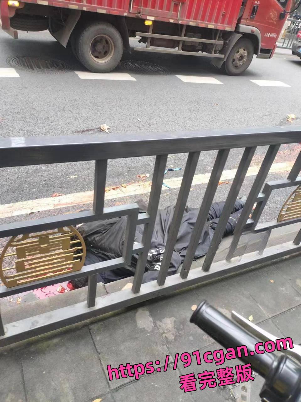 江西南昌一公交车失控冲撞击人群 已致3死7伤！现场人体被碾成碎块！-1