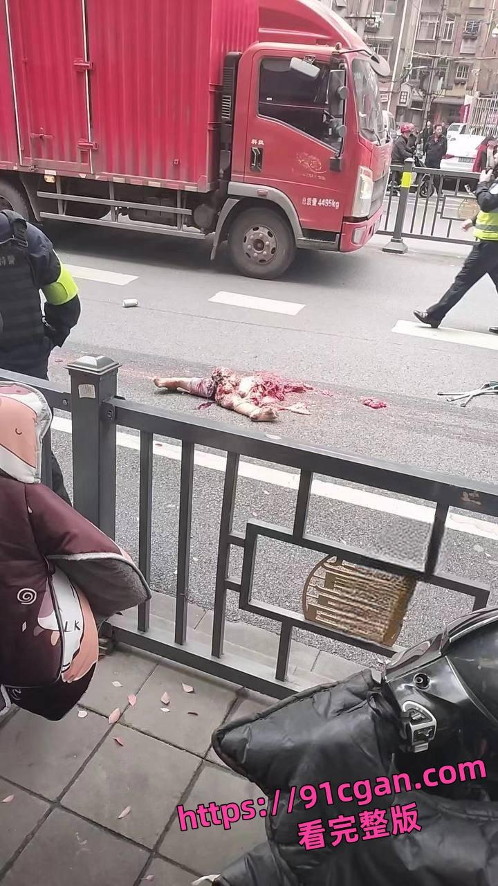 江西南昌一公交车失控冲撞击人群 已致3死7伤！现场人体被碾成碎块！-2
