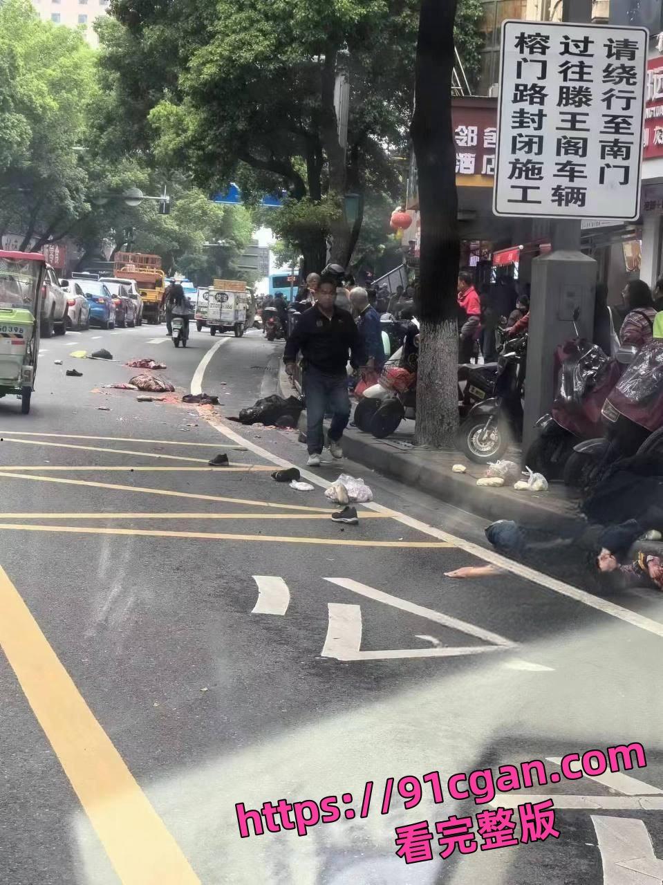江西南昌一公交车失控冲撞击人群 已致3死7伤！现场人体被碾成碎块！-3