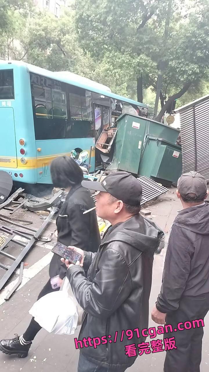 江西南昌一公交车失控冲撞击人群 已致3死7伤！现场人体被碾成碎块！-4