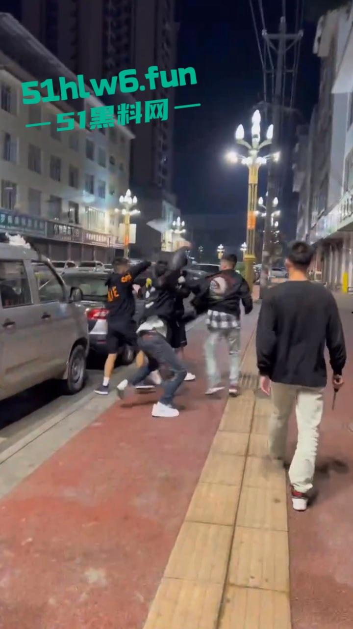 山东实拍精神小伙，当街聚众砍人两名被砍者身中几十刀，其中一人竟抢救无效身亡，目前几位行凶者已被逮捕。-1