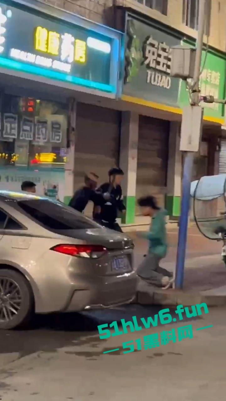 山东实拍精神小伙，当街聚众砍人两名被砍者身中几十刀，其中一人竟抢救无效身亡，目前几位行凶者已被逮捕。-3