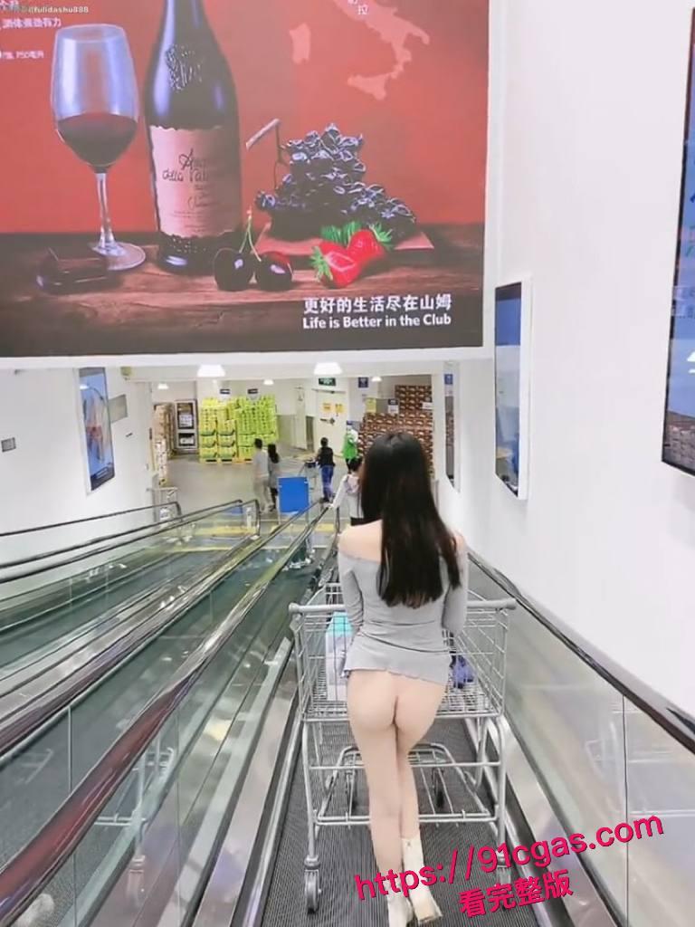 推特福利姬Luna，清纯面容下暗藏狂野魅力！爆漏逛超市游玩场面炸裂-3