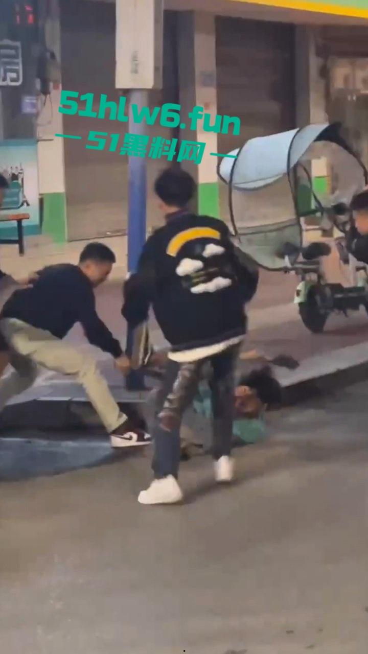 山东实拍精神小伙，当街聚众砍人两名被砍者身中几十刀，其中一人竟抢救无效身亡，目前几位行凶者已被逮捕。-5