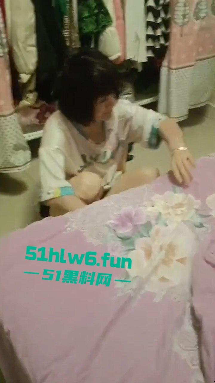 四川达州狗男女出轨抓奸在床，秃头奸夫被对方老公暴打出血躺地喊妈。-7