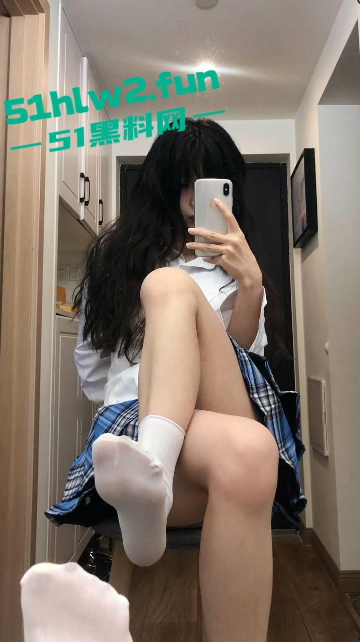 爆火的玉足主播【晴天小猪】最新订制福利恋足色友千万不要错过，犹抱琵琶半遮面的顶级诱惑。-8