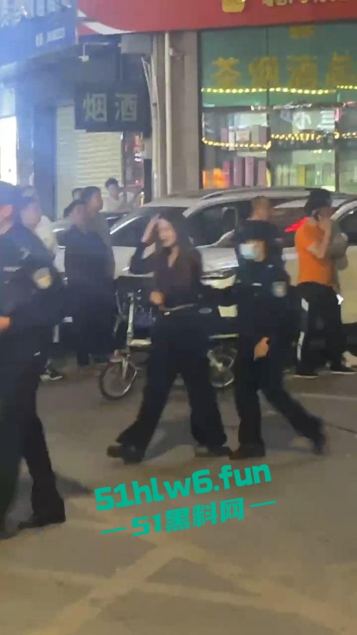 广州城市派对突击扫黄带走一群骚逼老鸨和嫖客，夜店公主排队上车心酸又好笑。-3