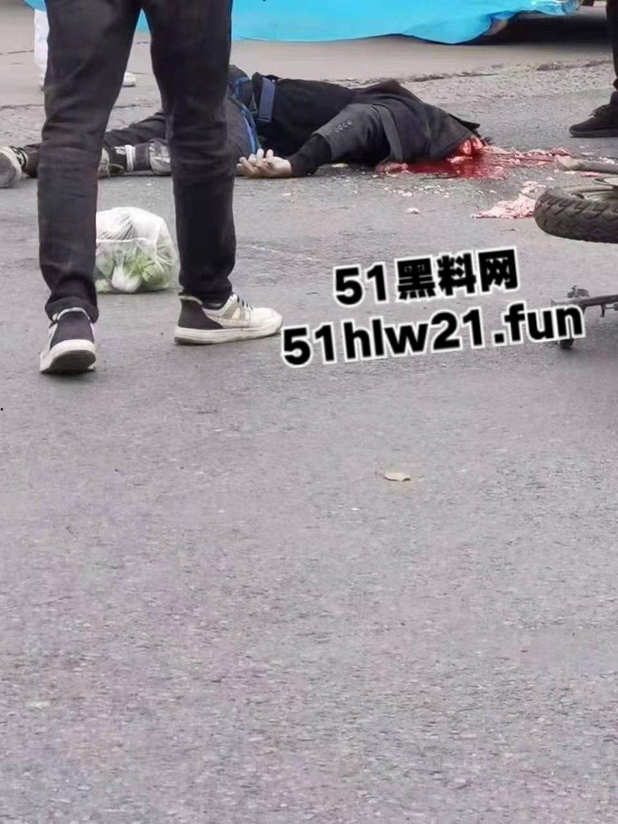 无码血腥慎入！安徽无为久久鸭鸭脖老板与人发生口角，被砍下脑袋当球踢，脑浆流泄一地。-3