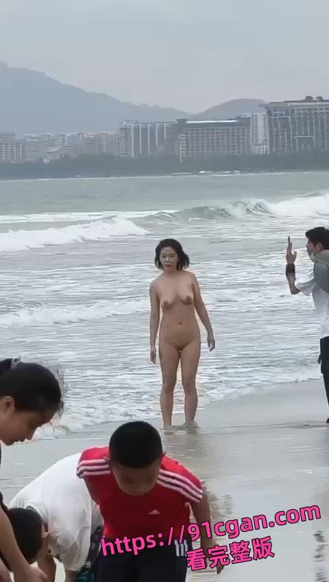 海南三亚湾海滩一女子全裸未着寸 淡定让男子帮她拍照！-1