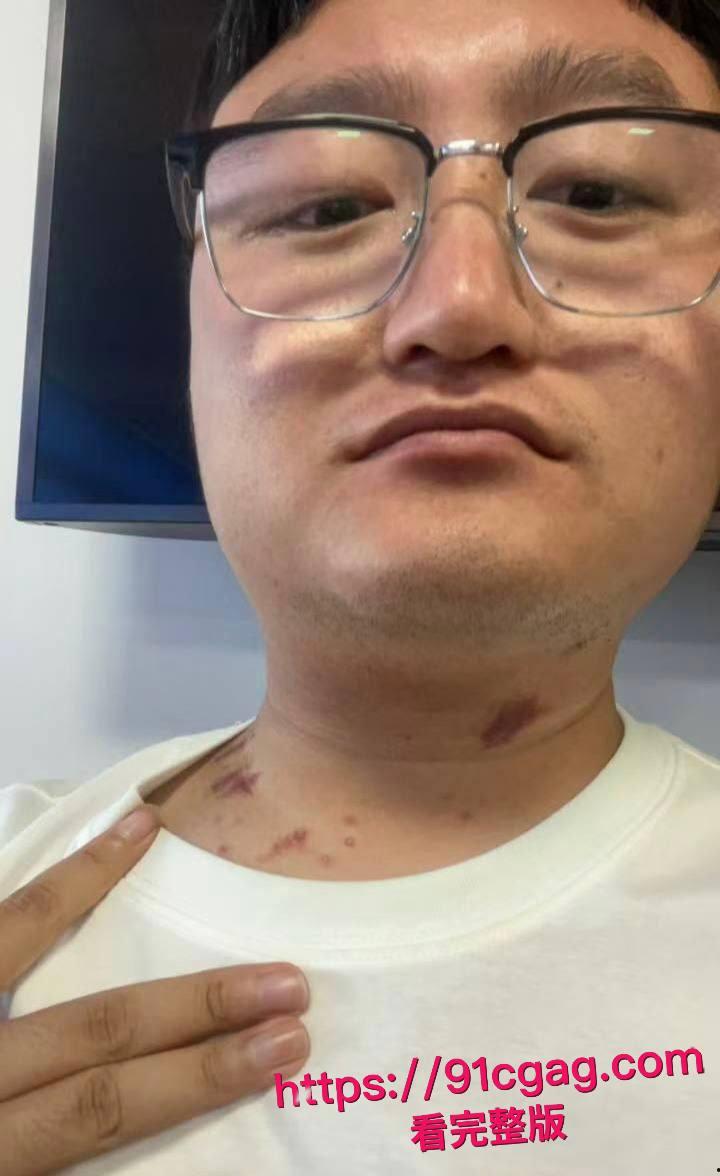 沈阳建筑大学的小鲜肉左一飞，还是个研究生，才20岁出头的嫩鸡巴小伙子，竟然跟50多岁宿舍宿管大妈搞起了火热地下恋-2