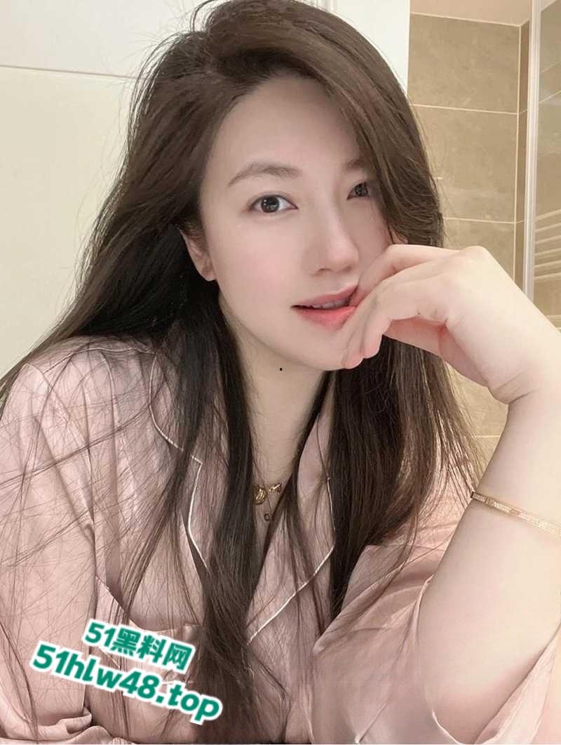 上海极品少妇【陈雪】40岁的骚货单身不婚，玩得比谁都浪很会保养经常3P约炮骚的没边。-1