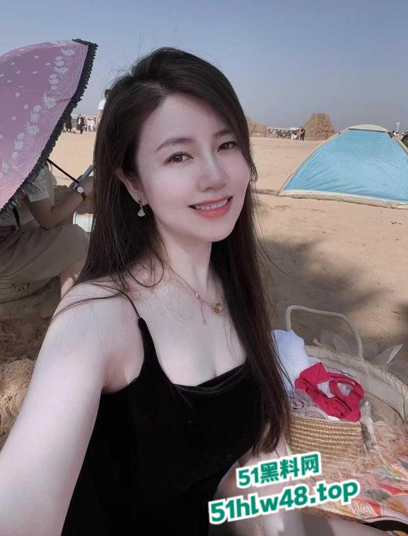 上海极品少妇【陈雪】40岁的骚货单身不婚，玩得比谁都浪很会保养经常3P约炮骚的没边。-2