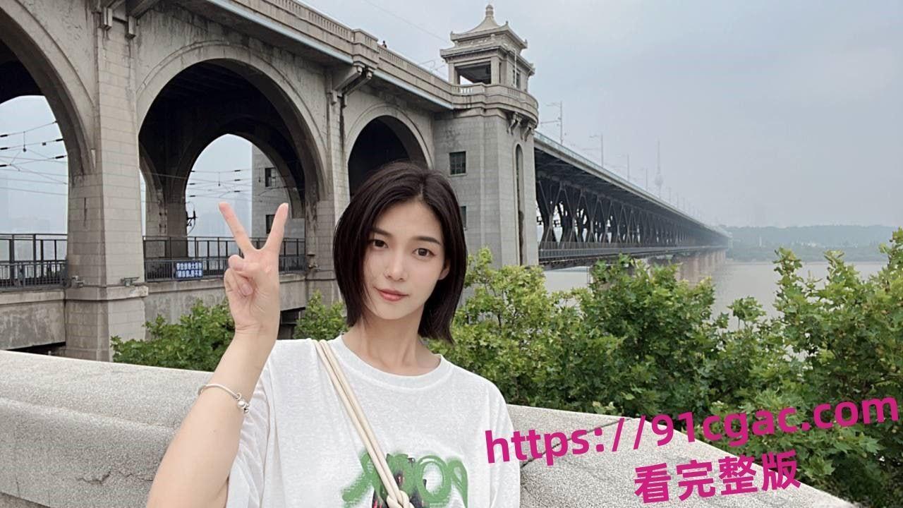 云南昆明高校周闫妮应聘时尚杂志模特遭变态面试官猥亵全裸出镜看硬了！-3