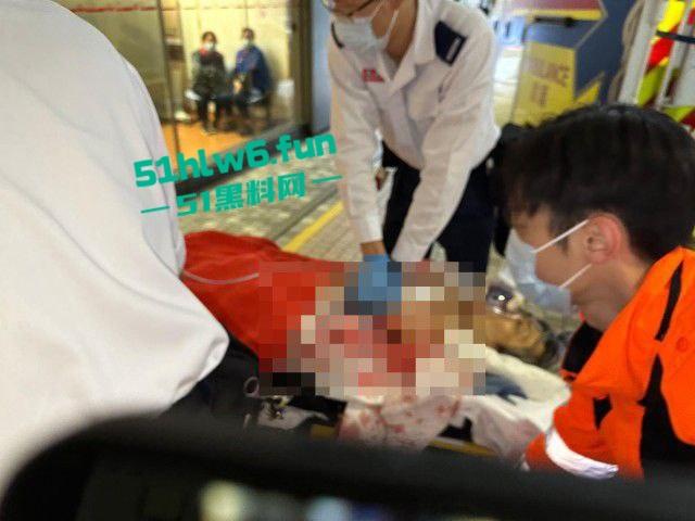 香港黑帮火炭，当街谋杀斩人片曝光，两刀手从后伏击狂斩5秒夺命登的士逃去！-6