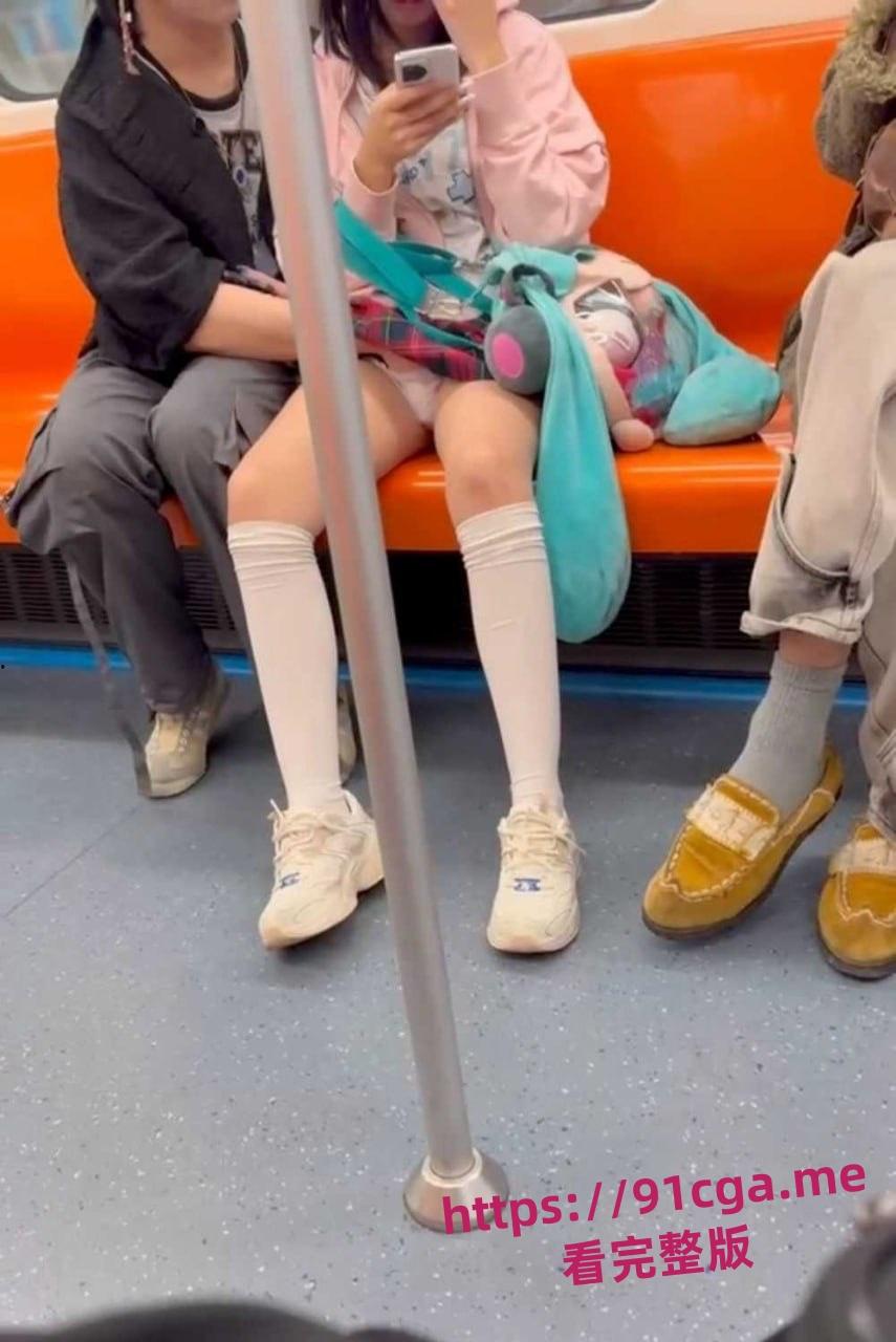 上海地铁7号线一对情侣车厢内 男子伸进女孩裤裆就是一顿掏-5