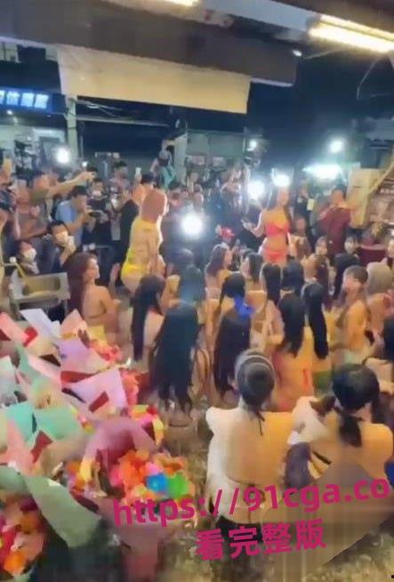 台湾比基尼辣妹50人大阵包抄三重四面佛！韩风热舞极致火辣身材！-1